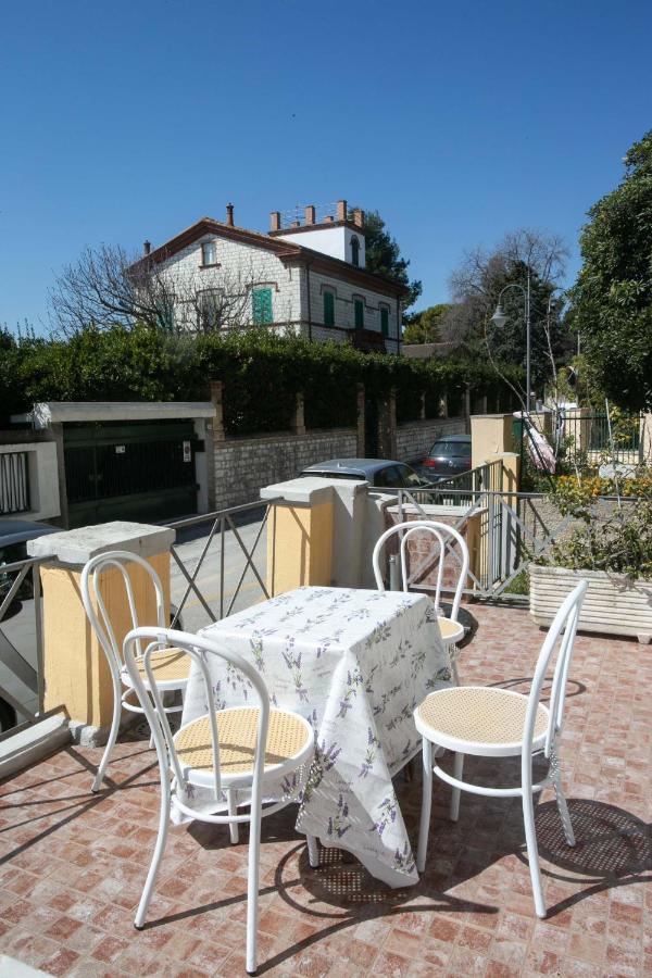 N050 - Numana, Trilocale In Centro Con Portico E Posto Auto Apartment Exterior photo